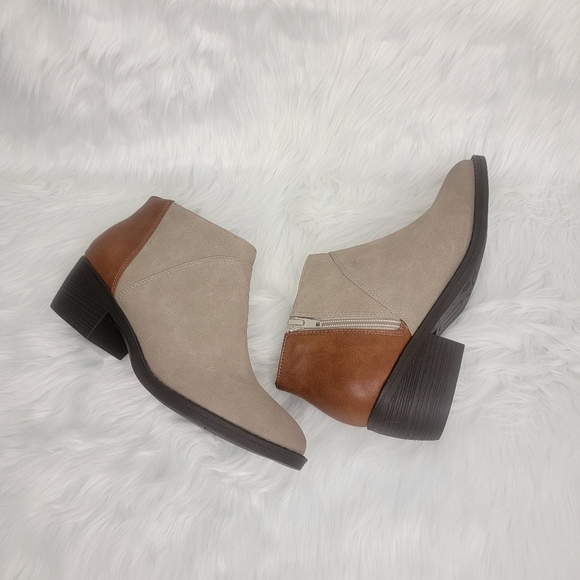 Taupe ankle boots. - Picture 5 of 7